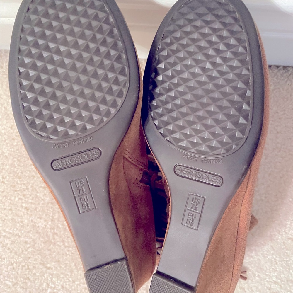 Fall booties!! Suede Tan Aerosoles Plumming Bird wedge booties 7.5! - Picture 4 of 5